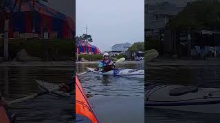 翻滾主要是身體動，槳不動 - 兩位五級教練示範； In rolling, the body does most work, while the paddle stays still.