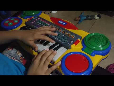 Tocando Piano niño.(3)