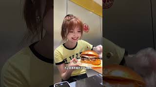 吃超级香香的顶配汉堡🍔襤 #vlog日常 #抖音美食推荐官 #美食vlog #汉堡 #快来一起尝个鲜
