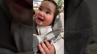 【抱っこ紐の中から】お買い物中に目が合えば笑ってくれる/A baby who will laugh if you meet your eyes while shopping #shorts