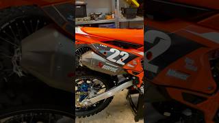 KTM 450 SX-F SOUND COMPARISON! AKRAPOVIC VS STOCK! #motocross #ktm #akrapovic #dirtbike #shorts