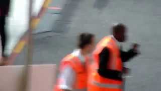 A security guard at Wembley dancing before One Direction (08.06.14)