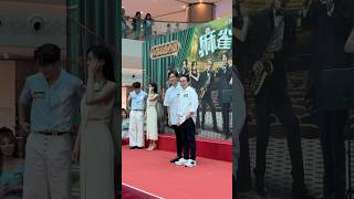 #姜大卫 和#狄龙 的儿子#谭俊彦 同台参加活动，两人曾是邵氏电影的银幕双子星，现实中是形影不离的好兄弟。俊朗的脸庞和潇洒的身手，让他们成为无数影迷们的偶像。