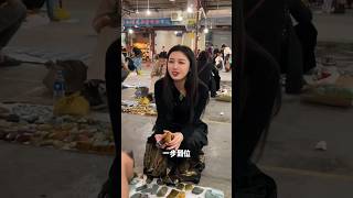 大家猜猜看，这件翡翠凤穿牡丹多少钱？ 丹、凤结合，象征着美好、光明和幸福。 民间常把以凤凰、牡丹为主题的纹样，称之谓“凤穿牡丹”、“凤喜牡丹”及“牡丹引凤”等，视为祥瑞、美好、富贵的象 #翡翠