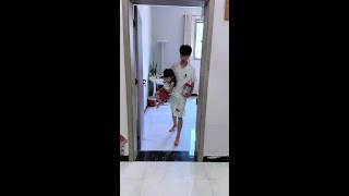 哥哥放假好不容易睡个懒觉，妹妹非要跑去捣乱，这下好了连人带家当一起扔出来了，妹妹还一脸的不服气🫤#兄妹#萌娃搞笑日常 #万万没想到 #相差11岁的兄妹