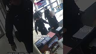 被网上追逃男子到派出所查询犯罪记录，民警默契配合将其抓捕。｜中国大陆　安徽　违法犯罪　警察故事　#shorts #China