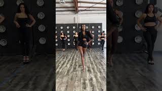 👠Pick up and kick. Runway hips in motion.#RunwayWalk #ModelTips #HipSway #StrutGoals #CatwalkMoves