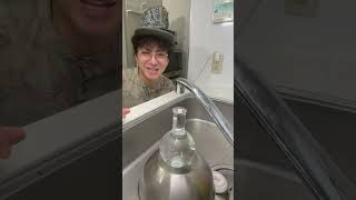 理科室にあるフラスコで表面張力ギリギリマスター！！Surface tension battle!! #shorts #きょんくま #funny