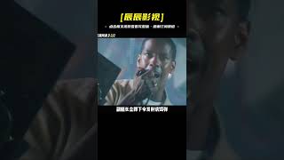 潛艇收到一半攻擊指令，艇長就想發動核攻擊，幸虧副艇長及時阻止