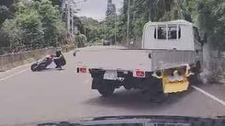 Van crashes into utility pole, causing traffic jam in Xinpuh Town, Hsinchu County (Aug 2, 2025)