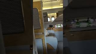 来看看10000元买下阿联酋航空的头等舱！豪华的配置加上空姐的细心服务，是不是在飞机上都能感受到别有一番意境。 #国际特价机票 #超便宜超划算 #机票省钱攻略 #机票怎么买便宜