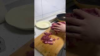 今天报复性消费喽 吃牛肉大餐#牛肉炒香菜 #摆烂 #不上班的日子 #做菜我是认真的 #vlog日常