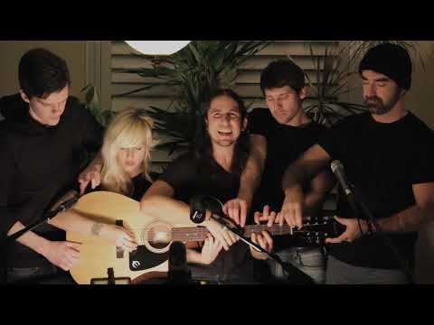 Somebody That I Used to Know - Cover (5 People 1 Guitar!) | 神奇的表演 (5人1把吉他 ! )