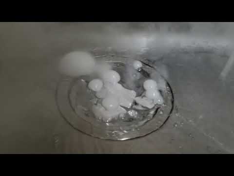 ただただドライアイスに水をかけて遊ぶだけの動画