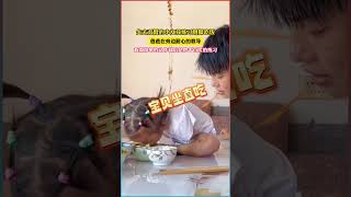 失去雙臂的小女孩用腳吃飯，爸爸耐心教導，看似簡單卻千百次練習