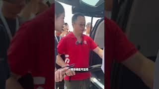 极氪光辉夹住了周鸿祎的小脚 但周总是自愿的！以身试车的安全员，你们猜极氪和360能擦出什么火花？周鸿祎提车 极氪009光辉