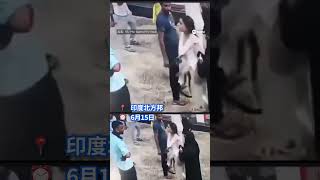 不满油站人员与父争执印度女子掏枪恐吓 #shorts #8worldnews #8视界新闻网 #india #gun #threatening