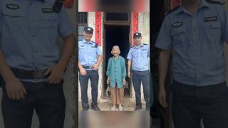 “你贵姓啊叔叔？”“我姓‘公’，公安局。” 95后民警送八旬走失老人回家，幽默的民警，可爱的奶奶，暖心的结局❤️ | CCTV