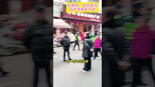 湖北店家吐槽城管選擇性執法，爲什麽別人能打遮陽傘？ #真實中國#城管