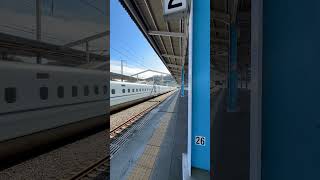 新岩国にて後輩(N700系)が先輩(500系)を追い抜き