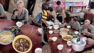 小陈的老挝媳妇儿   今天下雨停工  和七伯七舅提前吃晚餐 希望明天可以开工建房
