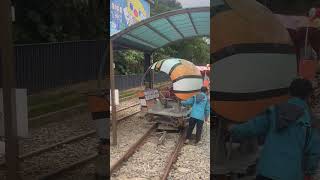 深澳鐵道自行車（小丑魚造型塗裝）於電動升降台轉向-深澳站🐟🚂🛤️