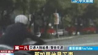 騎士遇紅燈 牽車過馬路 無「跨座」不違法