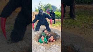 2 Ferocious Gorilla Monsters Attack 2 Beautiful Brave Girls And Poor Old Man Hiding In The Deep Pit
