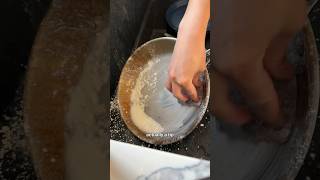 How to clean a stainless steel pan