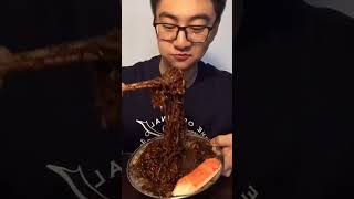 这次的炸酱面比上次的还黏糊！你们的童年回来啦！