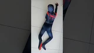 homem aranha miles  morales subindo a parede