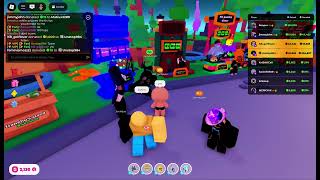 Donating my friend 2 thousand robux in pls donate