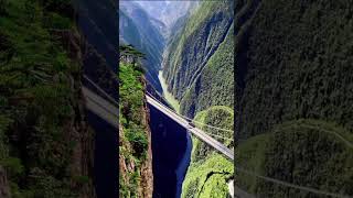 四渡河大桥地处宜昌与恩施交界的四渡河上，桥面与谷底落差560米，曾经是世界第一高桥，修建时用火箭抛索架桥，为世界首创。别人发个岛国花都几十万赞，我们的大国工程你直接划走吗？#中国🇨🇳 湖北