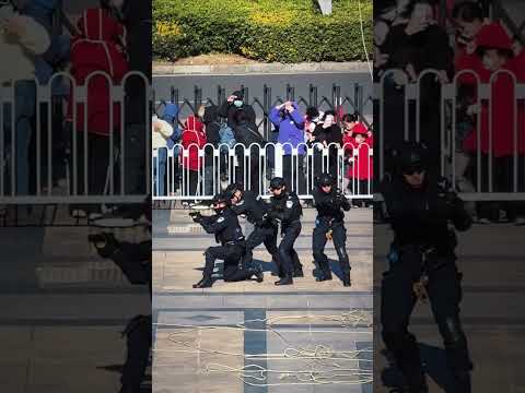 南京公安警營開放月現場，特警隊員50米直升機下降