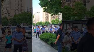 为啥说维稳费用超过军费，共产党就是这么维稳的， 不解决问题，只解决提出问题的人，一圈警察辅警把你围着！#中国社会 #中国 #社会主义 #正能量 #热点