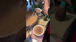 基隆市安一路上的淓麵線用料實在為當地排隊美食店家 內容物 鮮蚵 大腸 肉羹