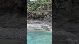 萬榮野溪溫泉 走在河床上 踏過翠藍的溪 爬上陡峭的岩 泡在溫暖的野溪溫泉