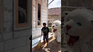 Lagi nyapu dimakan can macanan