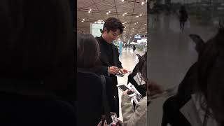 窦骁这么耐心给粉丝签名 Dou Miao so patiently signed his name to his fans