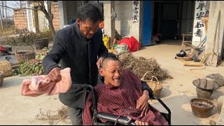 老大头发长长了，给他理了发，韩梅说要吃擀面皮，做出来味道真棒