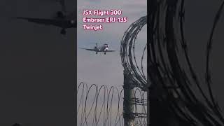 JSX Flight300 from Las Vegas Short Final Over the Wire KSNA 라스베가스에서 JSX Flight 300이 울타리 너머로 짧은 결승 착륙
