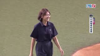 07/19 中華隊 VS 明星隊 賽前，由五峰國小棒球隊作為代表，進行TAIWOLF台灣狼對基層棒球的致贈儀式