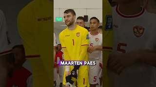 MAARTEN PAES PASANG SARUNG TANGAN KEEPER