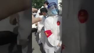 中国监狱1047:大庆又见狗咬狗!16日景园小区社区大白吃盒饭集体中毒欲出小区就医被门卫大白阻拦,你们没有通行证就不让出!现世报!(220917.07)