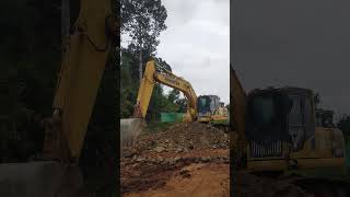 Komatsu excavator digging soil #videoshort #drillingcontractor #constructionequipment #excavator