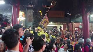 白沙屯頭旗衝進拱天宮