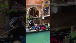 What’s your favorite thing to do in Venice? 😍#italy #ig_italia #igdaily #venice #venezia #gondola