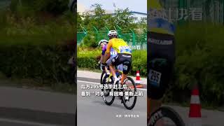 臨近終點時右腿突然痙攣，騎行選手只能忍痛單腿騎行，后方一名選手見狀果斷上前...