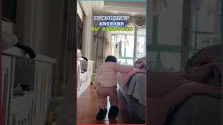 孩子偷穿媽媽的高跟鞋，走得東倒西歪，太搞笑了！