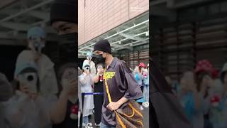 【龚俊意大利飞上海】八点左右出来！ 满屏的“高冷男神别哭了！龚俊心里os:别喊了,脚趾扣地😅！ #龚俊 #gongjun #演员龚俊 #高冷男神